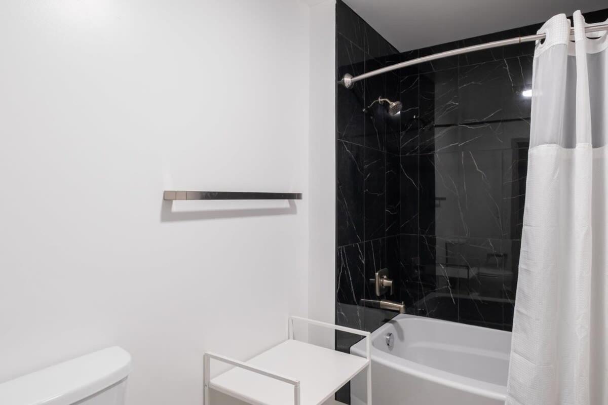 4B 2Ba Luxury Central Apartment With Gym ชาร์ล็อต ภายนอก รูปภาพ